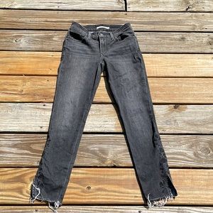 Levi’s 711 Skinny Black Jeans Size 25